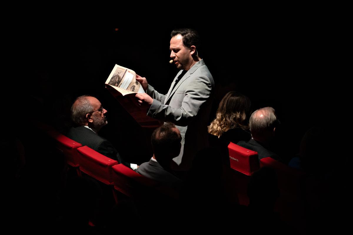 Actor Mikkel Kaastrup reads from old newspapers about the creation of AAU