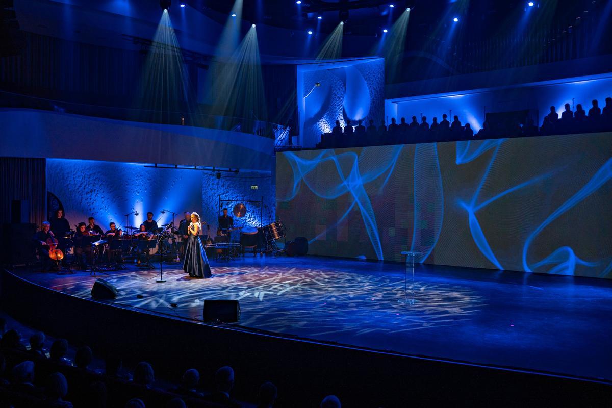 Australian opera star Siobhan Stagg sang "Je Veux Vivre" from the opera Romeo and Juliet